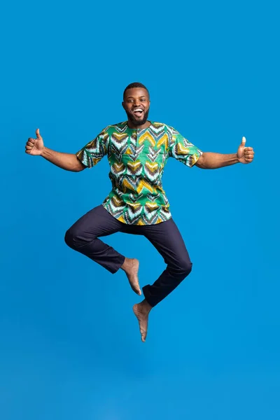 Emotionele zwarte man tonen geluk op blauwe achtergrond — Stockfoto