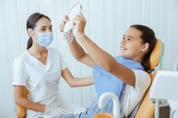 Recepción, examen del paciente y cuidado dental — Foto de Stock