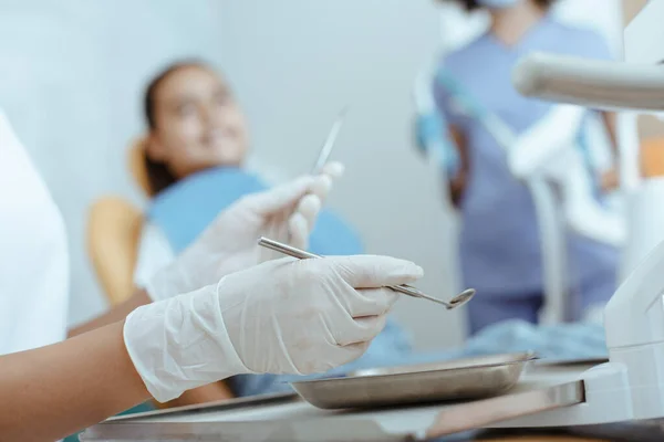Tratamiento del dolor de muelas en niños en la clínica dental moderna — Foto de Stock