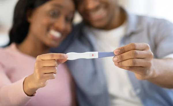 Casal afro-americano mostrando teste de gravidez positivo, foco seletivo — Fotografia de Stock