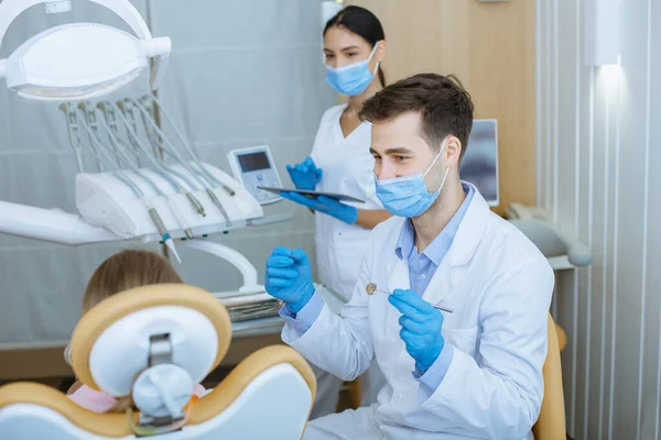 Diş kliniğinde modern ekipman, stomatoloji ve diş tedavisi — Stok fotoğraf