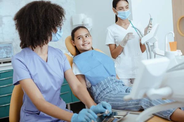 Manos de médico pediátrico afroamericano irreconocible con enfermera haciendo procedimiento de examen — Foto de Stock