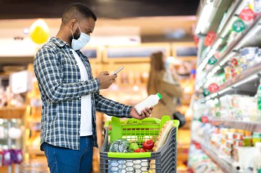 Afrikalı Adam Telefon Kullanıyor Yiyecek Ürünlerini Tarıyor Süpermarketten Alışveriş