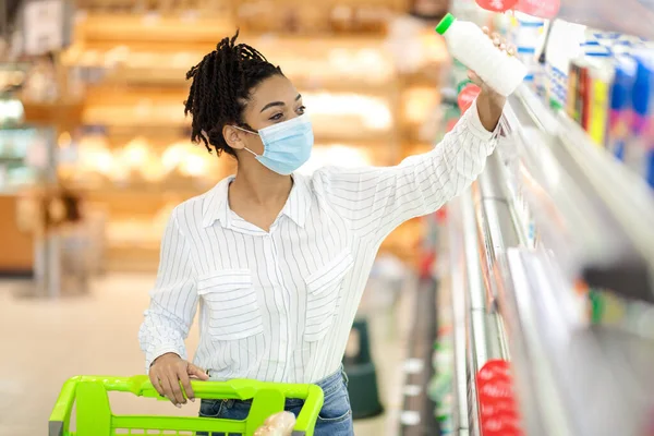 Black Woman Wearing Face Mask Shopping Grocery In Supermarket — Stock Photo, Image