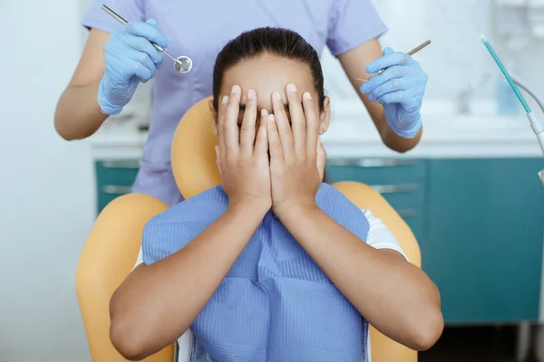 Paura, orrore e paura esprimono la bambina nella clinica dentale — Foto Stock