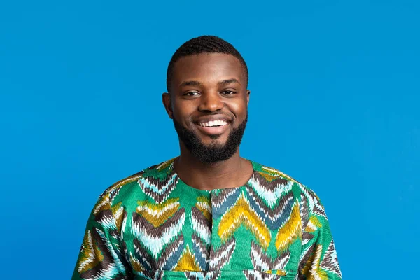 Retrato de chico negro alegre guapo en ropa tradicional — Foto de Stock