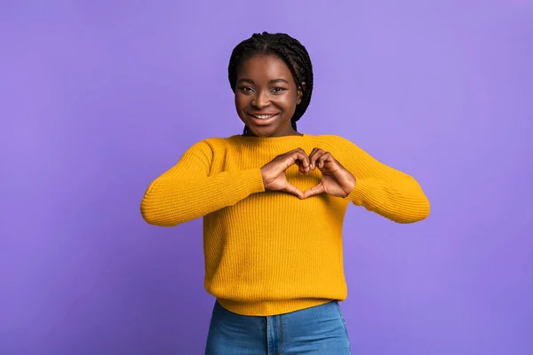 Romântico senhora negra moldar as mãos como o coração, fazendo gesto de amor perto do peito — Fotografia de Stock