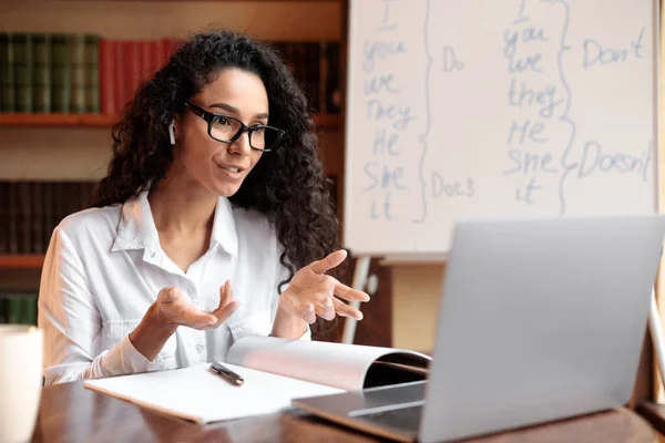 Insegnante di inglese che fa videoconferenza con gli studenti — Foto Stock