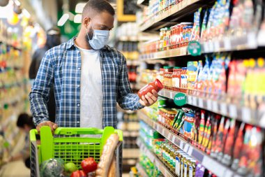 Market alışverişi, Afro-Amerikan adam süpermarketten yiyecek alıyor.