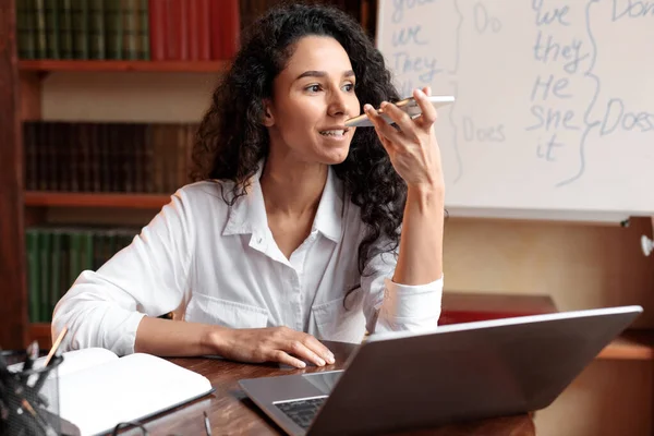 Junge Frau nutzt Sprachassistenten auf Handy und PC — Stockfoto