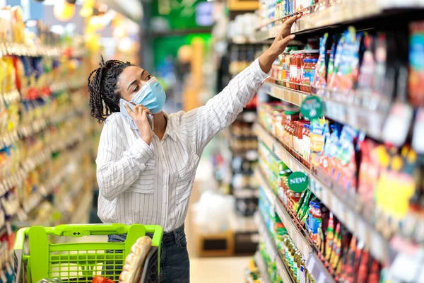 Marketten yemek alan siyah bir kadın telefonda konuşuyor.