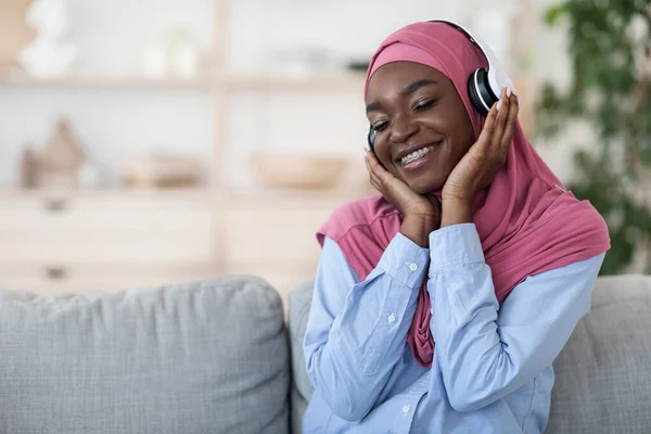 Cinta Musik. Perempuan Muslim kulit hitam yang santai Menikmati Melodi Favorit Dalam Headphone nirkabel — Stok Foto