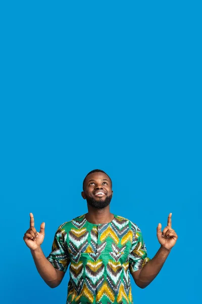 Zwarte man in Afrikaans kostuum wijzend naar de vrije ruimte — Stockfoto