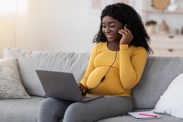 Vrolijk Afrikaans amerikaanse zwangere vrouw met videocall thuis — Stockfoto