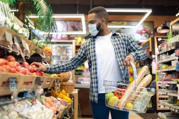 African American Man Doing Grocery Shopping Buying Vegetables In Supermarket — Stock Photo, Image