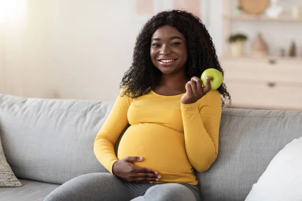 Mujer embarazada sonriente sosteniendo manzana verde, espacio para copiar — Foto de Stock