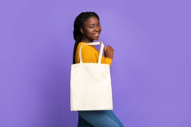 Tasarım İçin Boş Çantalı Neşeli Afrikalı Kadın Pozisyonu
