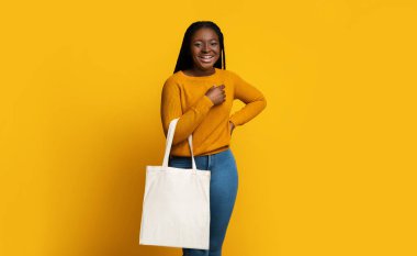 Tasarım için model. Neşeli Afrikalı Amerikalı Kadın Beyaz Yankı Çantası Tutuyor