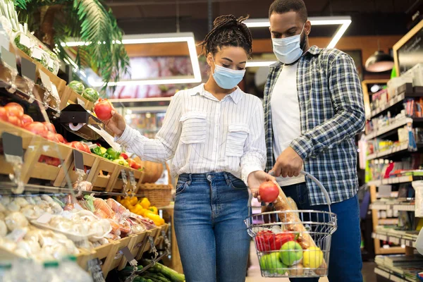 Família Africana Compras Em Supermercado Comprando Legumes Em Mercearia — Fotografia de Stock