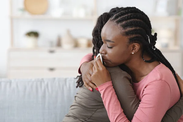 Irreconocible dama afroamericana consolando a su amigo molesto —  Fotos de Stock