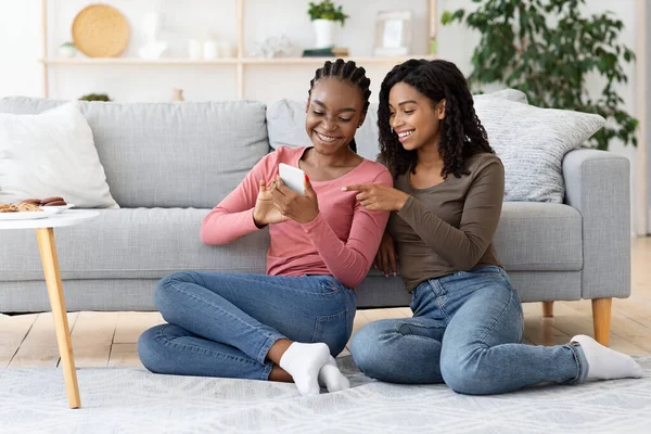 Glada svarta damer med ny mobilapp — Stockfoto