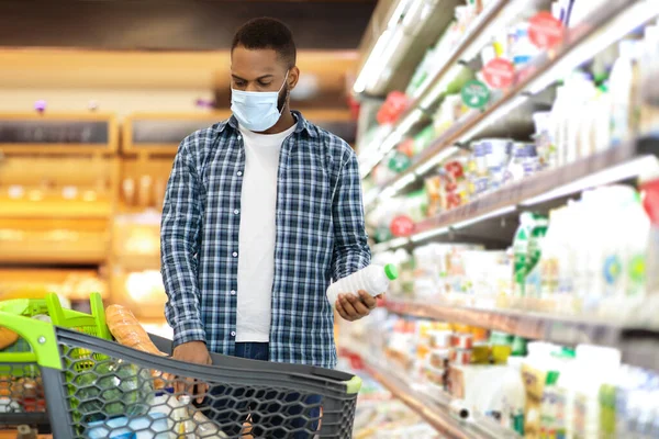 African Man In Mask Buying Groceries With Cart In Supermarket — Stock Photo, Image