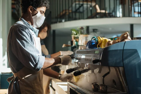 Kapatma karantinasından sonra küçük işletme veya kahve dükkanı açılır