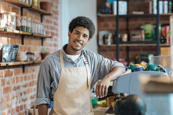 Dono de café trabalhando em avental, aberto após quarentena de bloqueio e novo normal — Fotografia de Stock