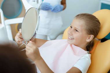 Prosedürden sonra kötü dişleri ve beyaz gülüşü tedavi et