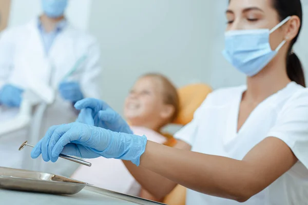 Dentes saudáveis e exames de rotina da cavidade oral com a equipe médica — Fotografia de Stock