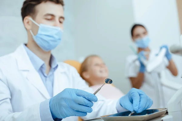 Preparación de instrumentos para el procedimiento de tratamiento y examen dental — Foto de Stock