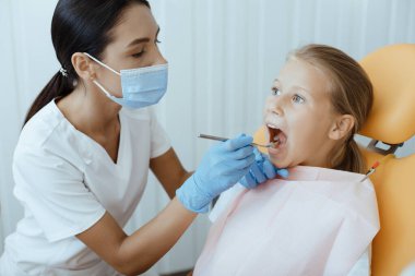 Diş ağrısı, dişçi randevusu ve sağlık hizmetlerinde cesur çocuk.