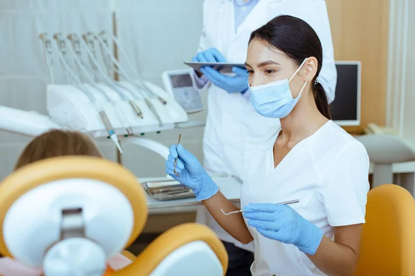 Korszerű, professzionális fogászati felszereléssel végzett fájdalommentes kezelés — Stock Fotó