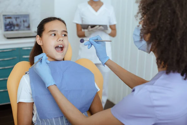 Trattamento medico per piccoli pazienti in una moderna clinica dentale — Foto Stock