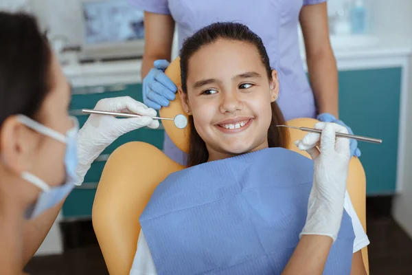 Cure dentali e prevenzione della carie nei bambini — Foto Stock