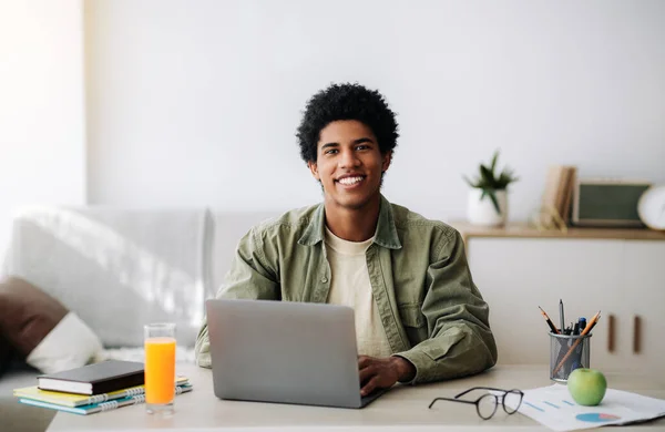 Web based έννοια της εκπαίδευσης. Ευτυχισμένος μαύρος έφηβος που χρησιμοποιεί φορητό υπολογιστή για online εκπαίδευση στο σπίτι — Φωτογραφία Αρχείου