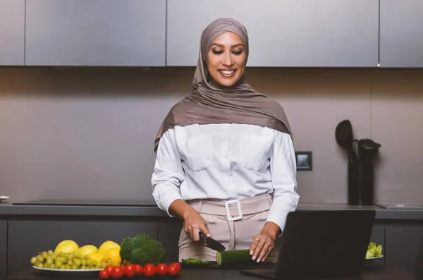 Arab nő Laptop Learning főzni néz videók beltéri — Stock Fotó