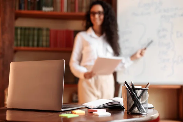 Beyaz tahtada duran kadın, dizüstü bilgisayara odaklan. — Stok fotoğraf