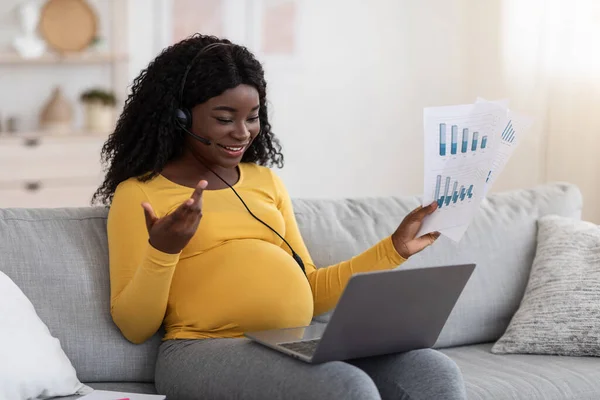 Mujer embarazada negra freelancer teniendo videoconferencia — Foto de Stock