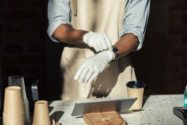 Covid salgını sırasında kafeler ve restoranlar için sosyal mesafe ve yeni normallik