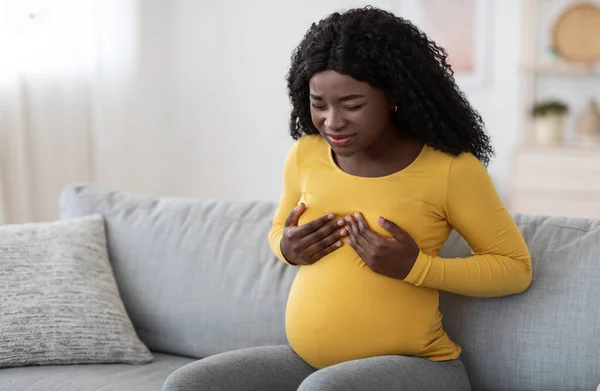 Грустная беременная черная женщина с болезненными чувствами в груди — стоковое фото
