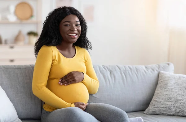 Alegre preto grávida mulher abraçando ela Grande barriga — Fotografia de Stock