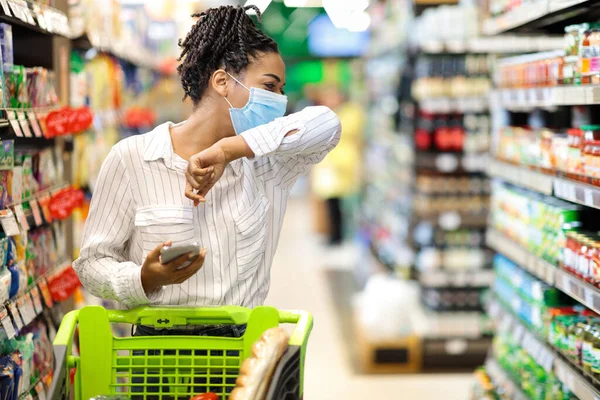 Ill Black Woman βήχας στο αγκώνα Αγοράζοντας τρόφιμα στο κατάστημα — Φωτογραφία Αρχείου