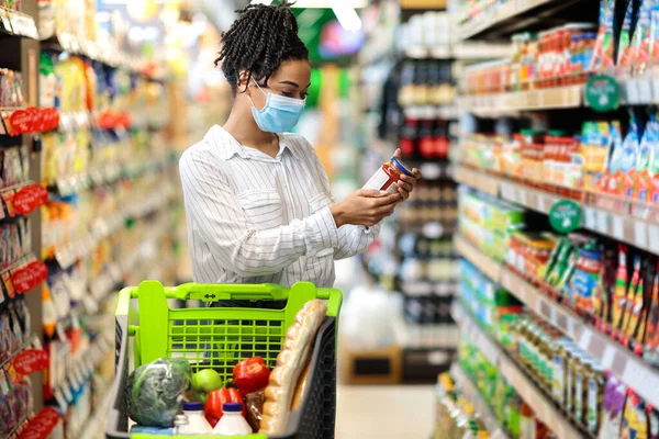 Black Woman Holding Food Product Doing Grocery Shopping In Supermarket — Stock Photo, Image