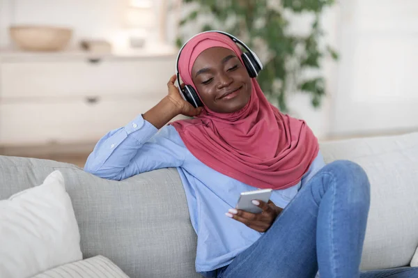 Perempuan kulit hitam yang santai Menikmati Musik Pendengaran Dengan Smartphone Dan Headphone — Stok Foto