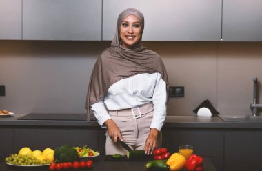 Mutfakta Müslüman Kadın Yemeği Akşam Yemeği İçin Salata Yapıyor