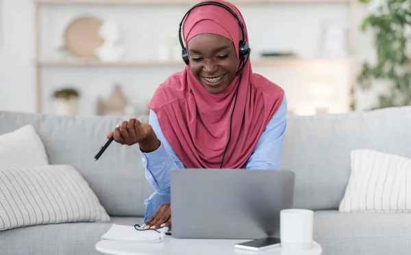 히잡에 살고 있는 젊은 아프리카 이슬람 여성 온라인 투숙자와 함께 집에서 공부하다 — 스톡 사진