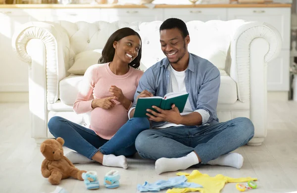 긍정적 인 아프리카계 미국인 부부, 가정 분만 병원 아기 용품 목록만들기 — 스톡 사진