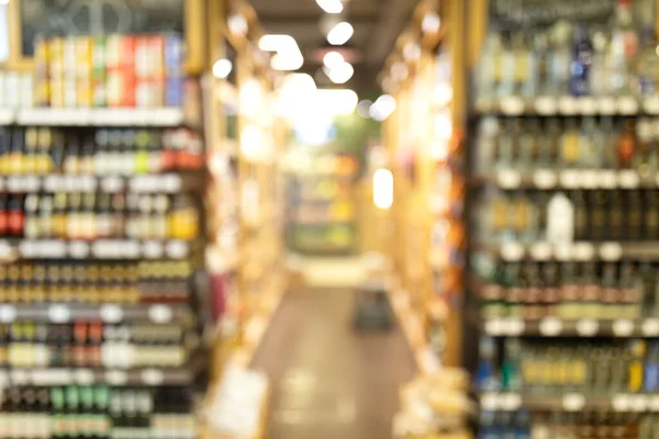 Shelves With Alcohol Drinks In Supermarket, Abstract Blurred Background — Stock Photo, Image