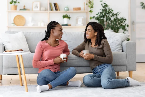 Sonriente afroamericano besties tener conversación mientras bebiendo café — Foto de Stock
